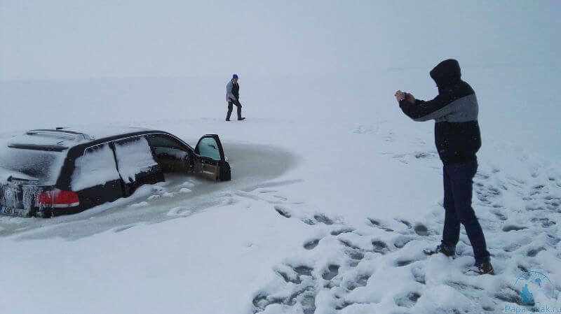 автомобиль провалился под лед