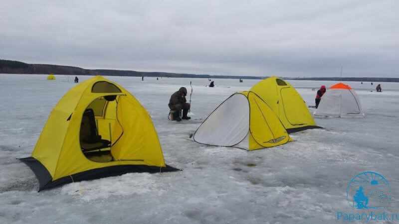 палатки на озере