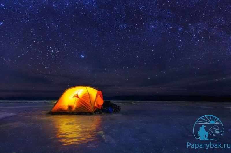 палатка ночью на льду