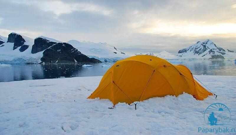 прижатая снегом палатка