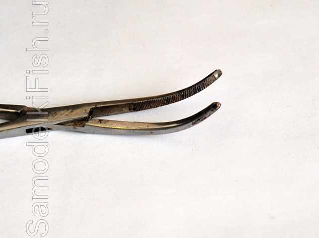 Хирургический зажим используется для зажимания крючка с напайкой для вязания мушек
