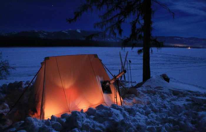 Палатка зимней ночью на снегу