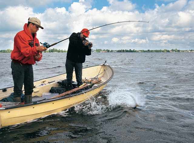 С лодки можно ловить и длинным, и коротким спиннингом.
