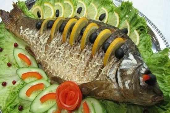 Карась с лимоном и оливками