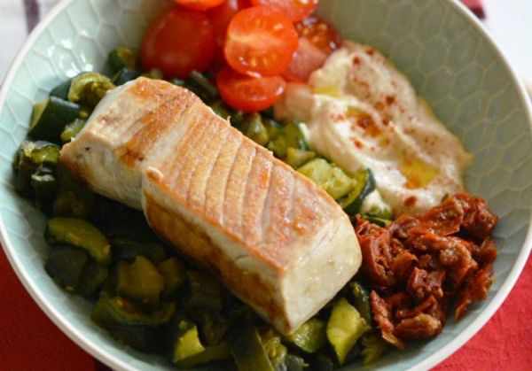 рыба с овощами в тарелке