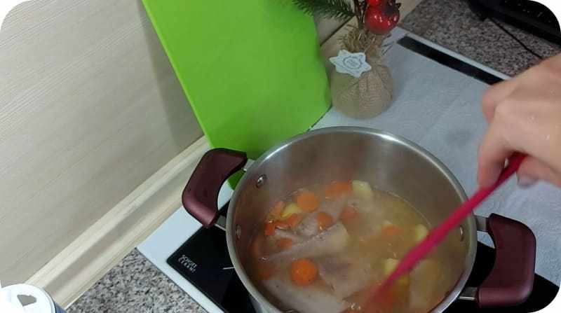 перемешивание супа из окуня