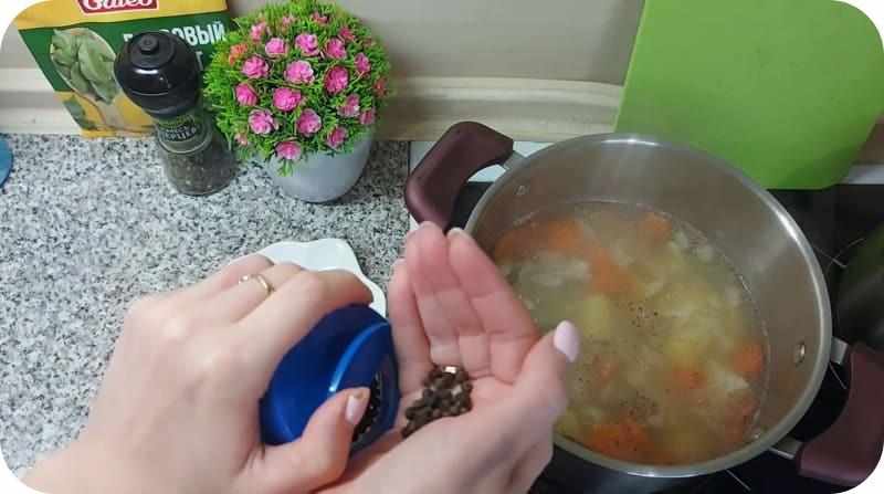 Добавление черного перца в суп из минтая