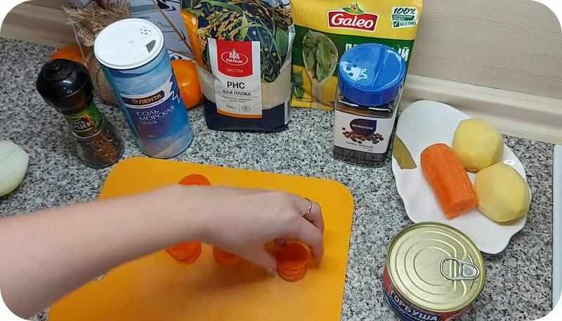 Нарезка моркови для супа из консервы