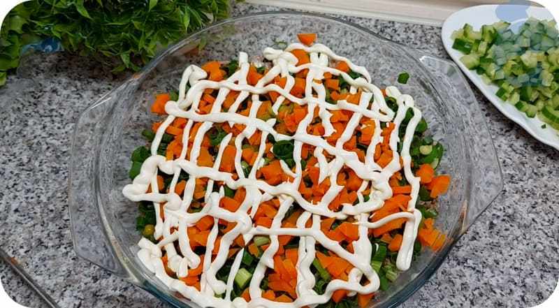 Вкуснаый салат из овощей и консервов