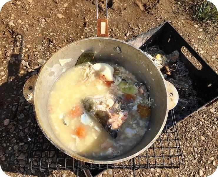 уха в казане