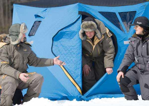 Осмотр зимней палатки для рыбалки