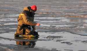 рыбак ловит плотву на последнем льду