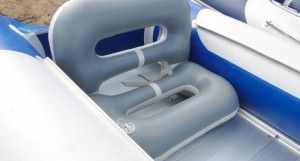 Кресло установлено в лодку