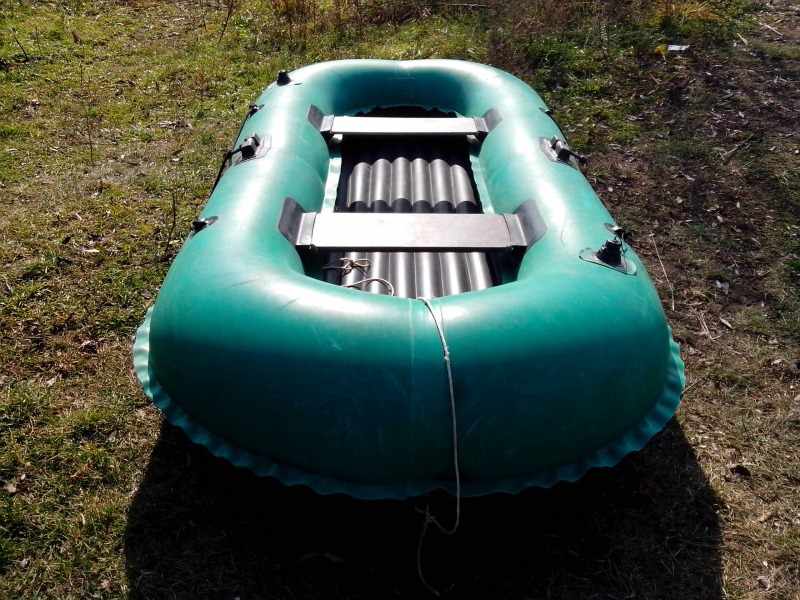 Лодка Нырок-2 на траве