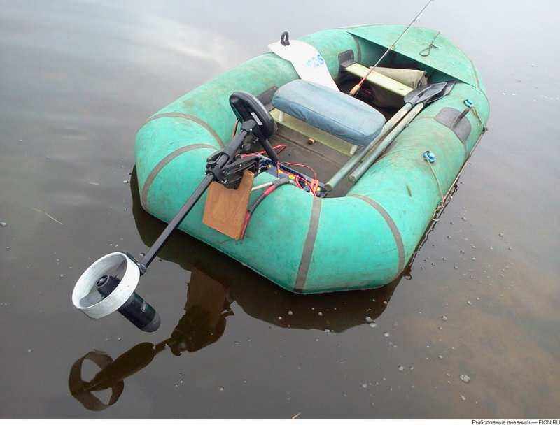 Надувная лодка в воде