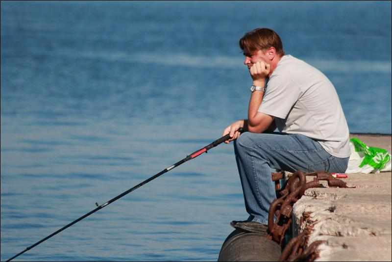 Рыболов не может поймать рыбу